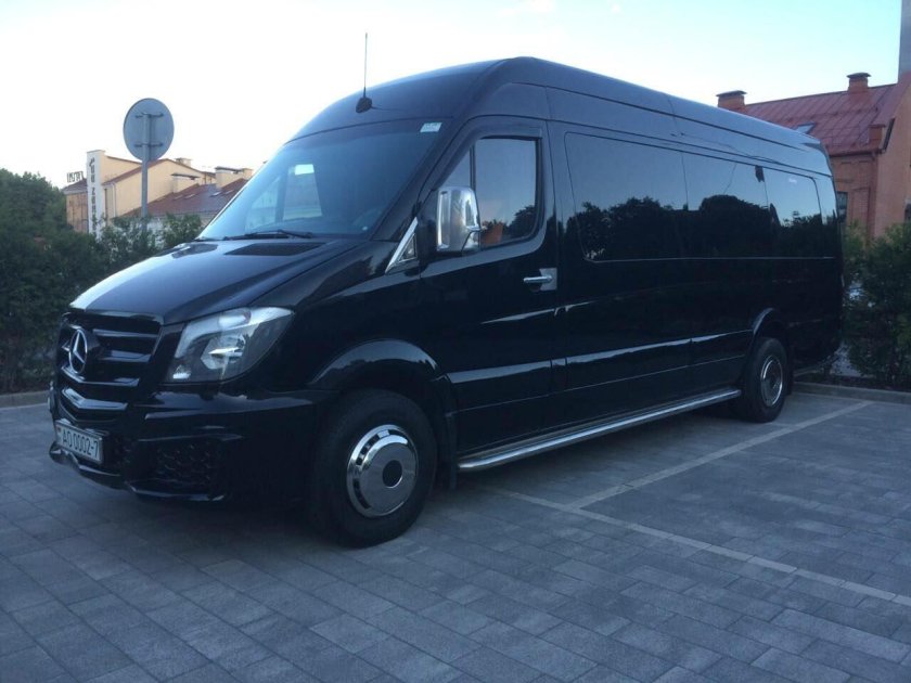 Микроавтобус Мерседес черный