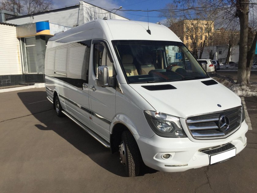 Белый Мерседес Бенц Спринтер