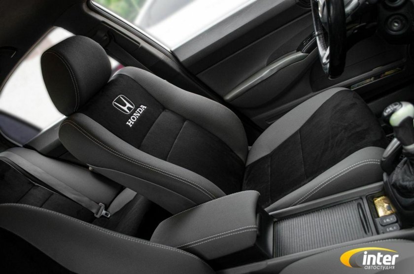 Хонда Цивик белый чехол с подлокотниками и с обшыобшывкай дверей