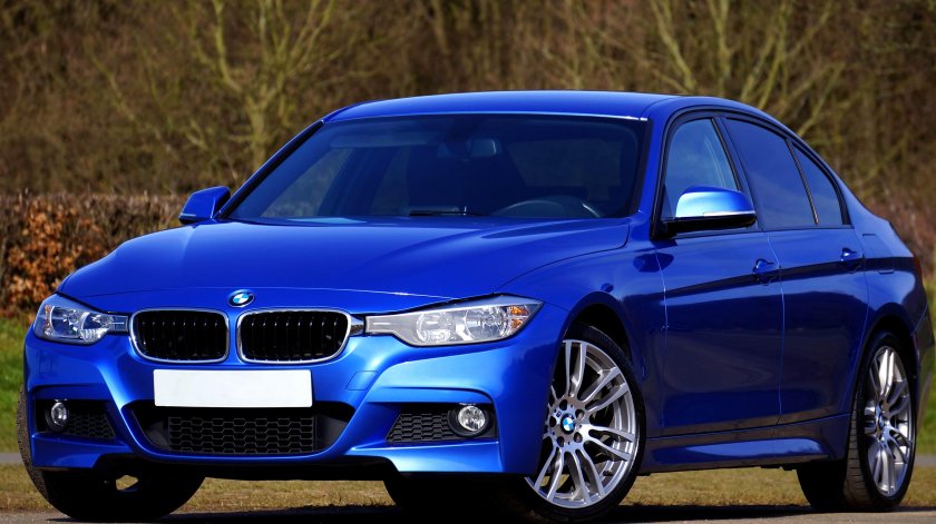 БМВ седан синяя