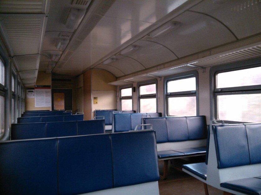 Электричка внутри сбоку