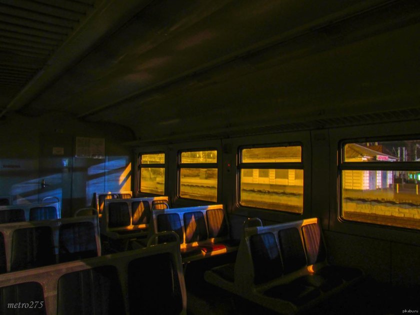 Поезд внутри ночью