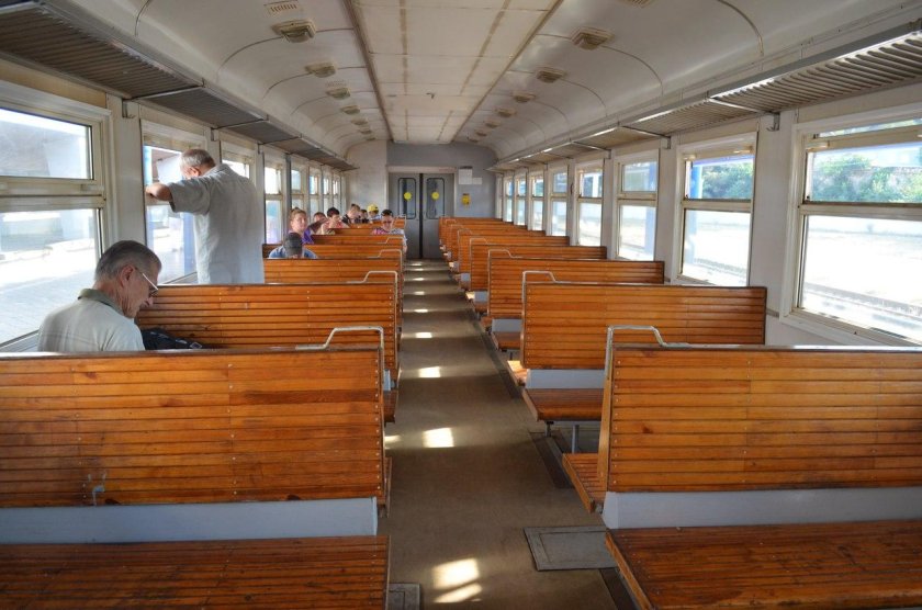 Электричка внутри сбоку