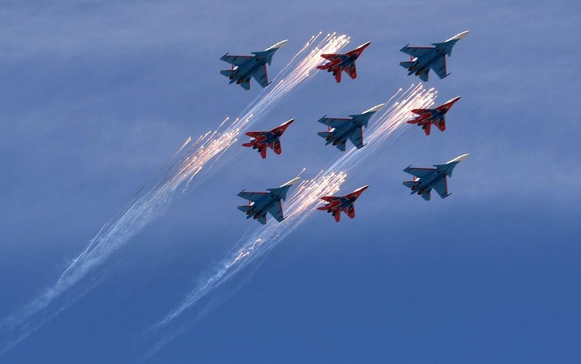 Пилотажная группа Стрижи и русские Витязи