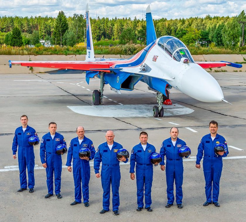 Пилотажная группа Стрижи и русские Витязи