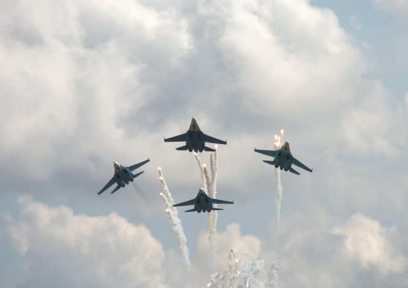 Истребитель над головой