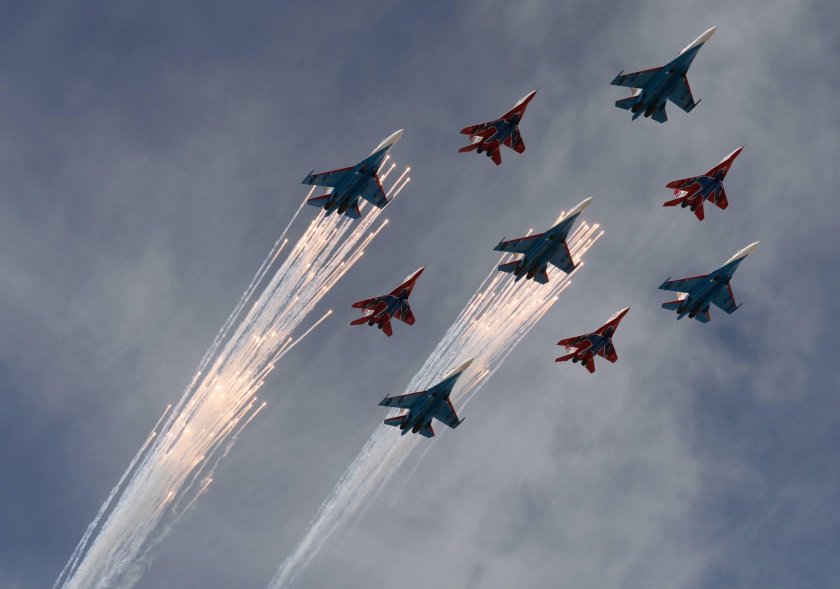 «Русские Витязи» и "Стрижи" на параде Победы — 2010