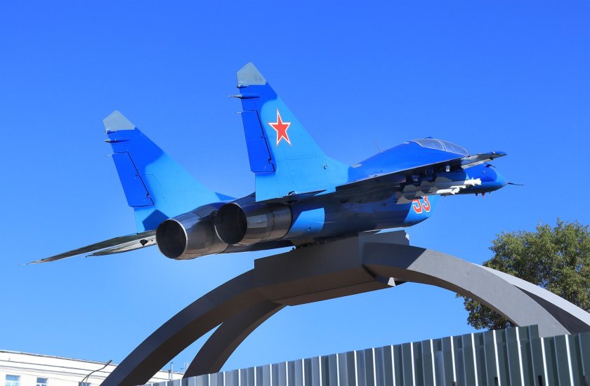 Памятник истребитель Киров