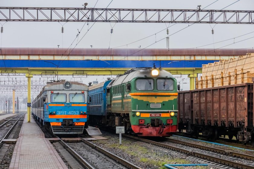 Пригородный поезд