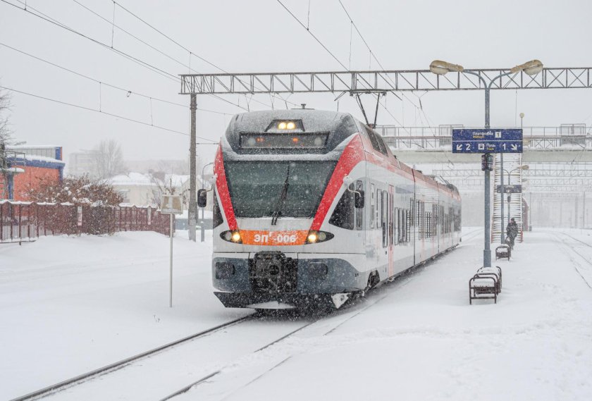 Пригородный поезд