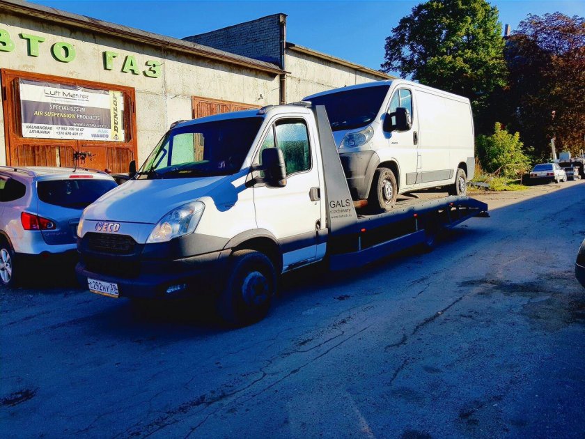 Белый эвакуатор Газель Некст с черной платформой