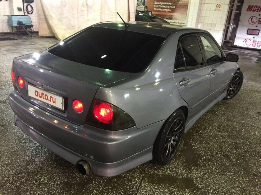 Тойота Альтеза серая