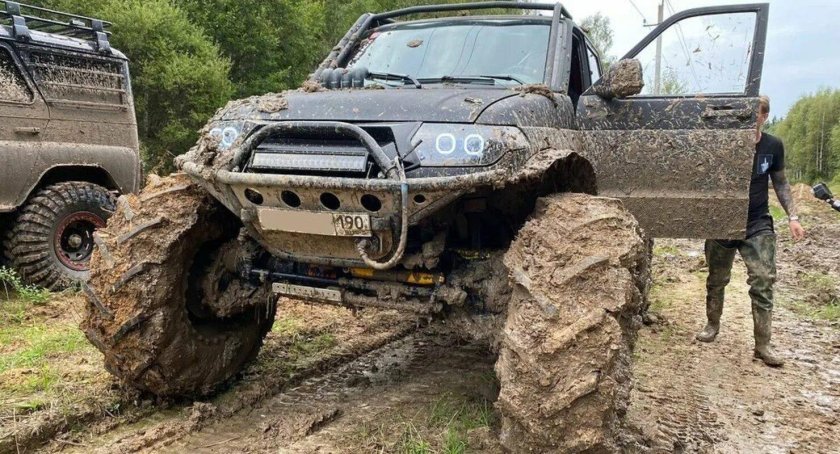 Тюнингованный УАЗ из лего