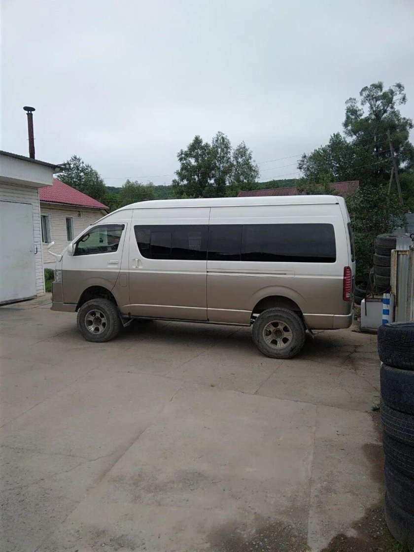 Микроавтобус toyota hiace