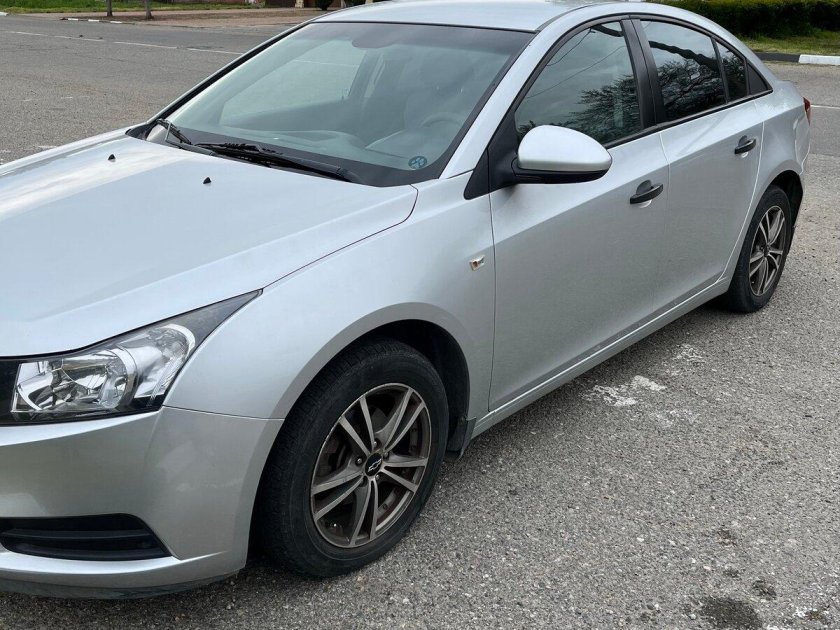 Chevrolet cruze 2012 седан серебристый
