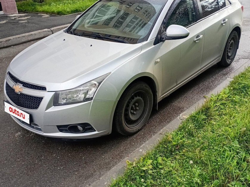 Chevrolet cruze 2012 седан серебристый