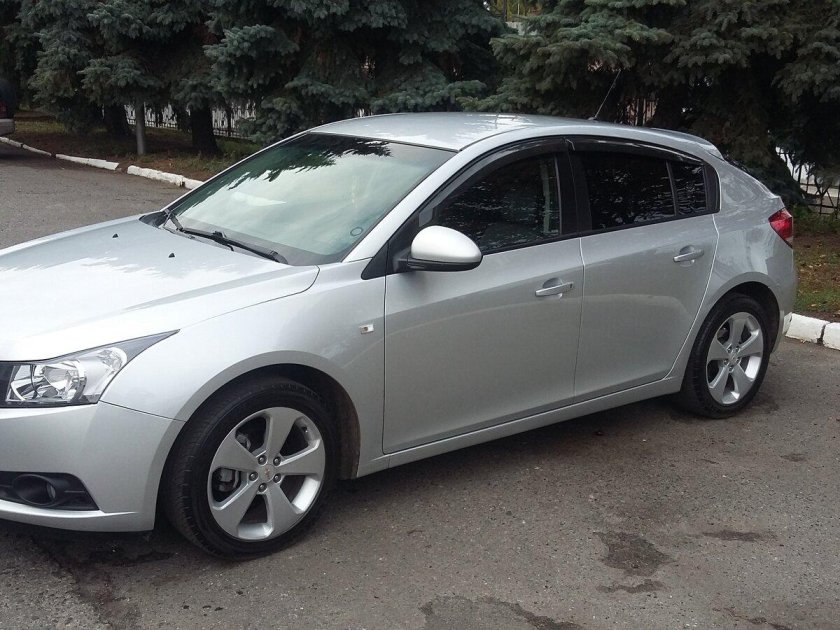 Шевроле Круз хэтчбек 2012 серебристый металлик