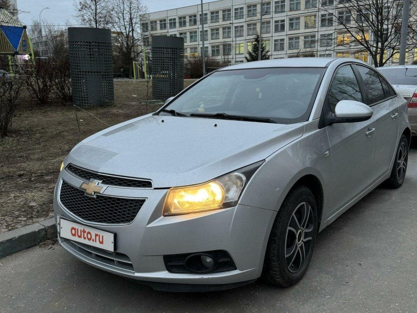 Chevrolet cruze 2012 седан серебристый