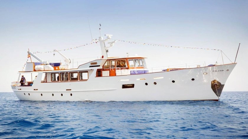 Моторная яхта в ретро стиле