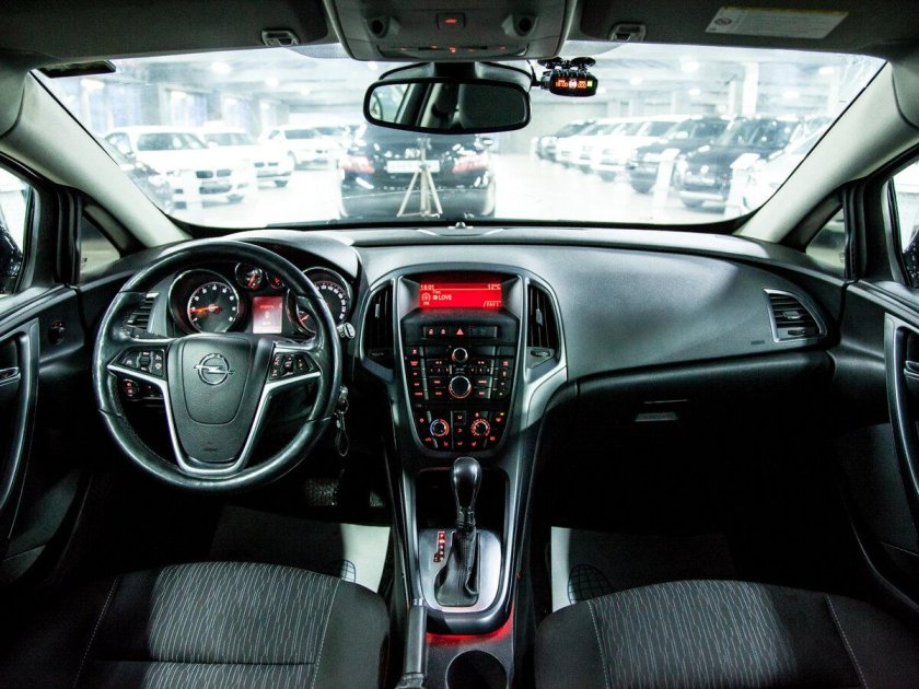 Opel Astra GTC 2012 салон