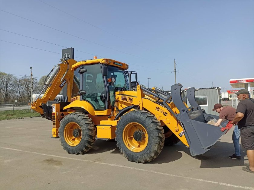 Экскаватор-погрузчик bull 4sx