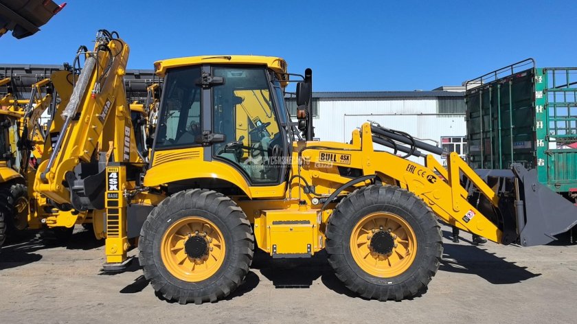 Равноколесный экскаватор погрузчик