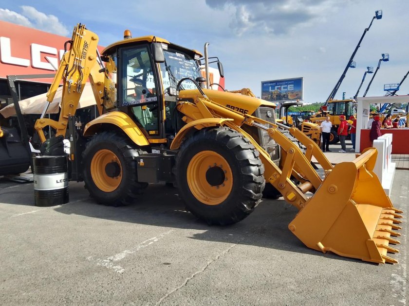 Равноколесный экскаватор погрузчик