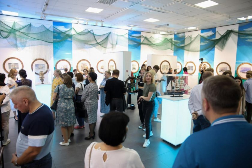 Фигура космолета на выставке Россия