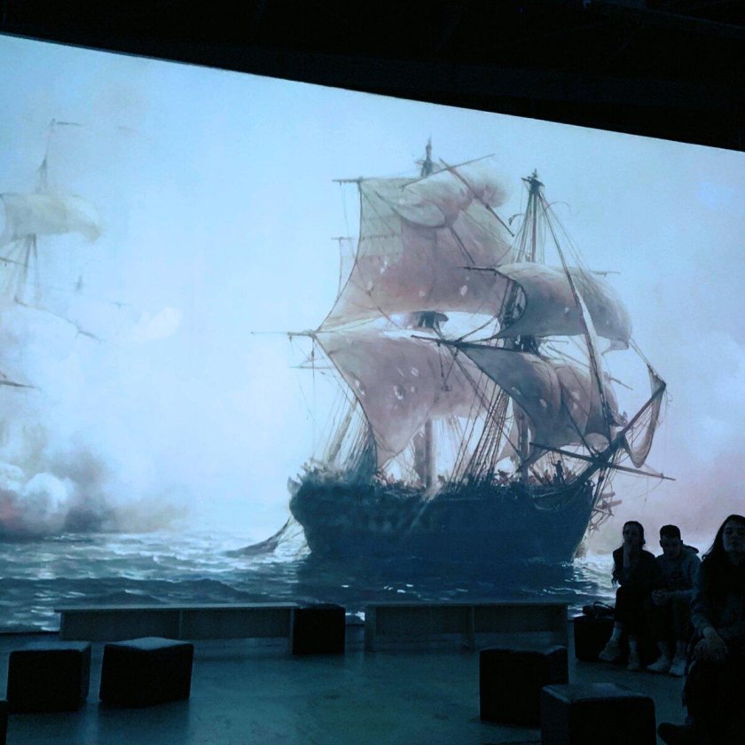 Волны бьются о корабль