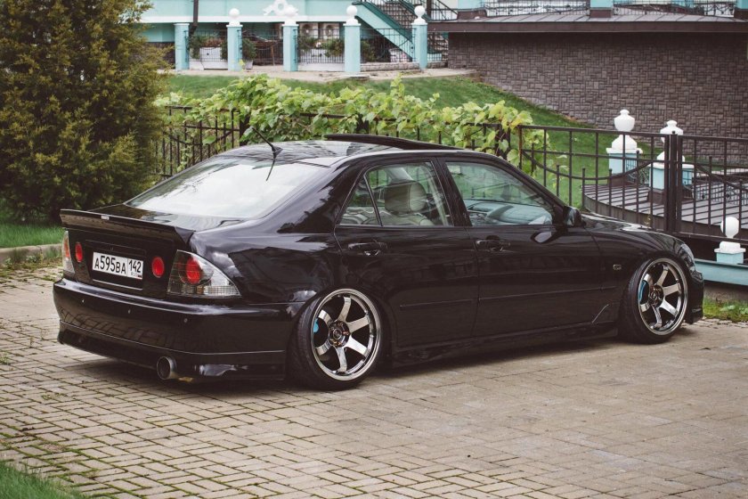 Lexus is 300 и Toyota Altezza