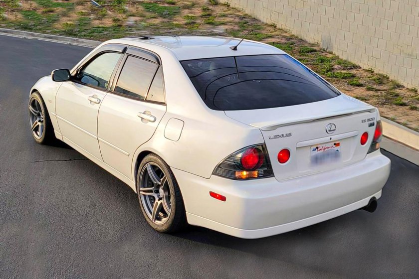 Lexus is 300 2005