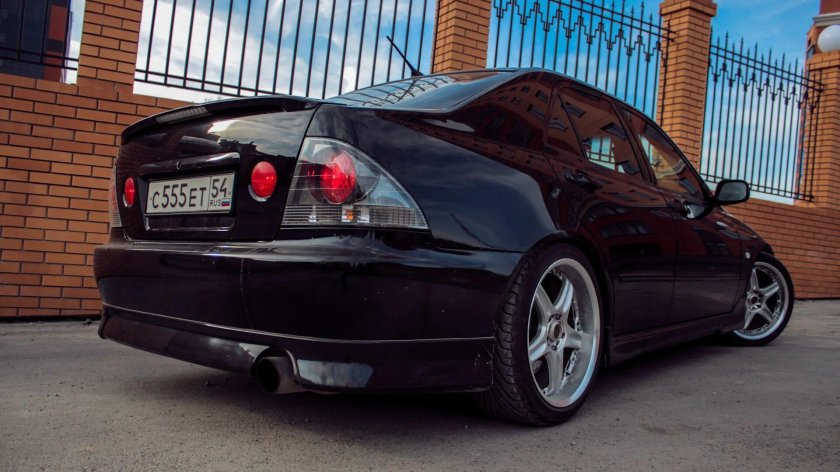 Lexus is 300 и Toyota Altezza