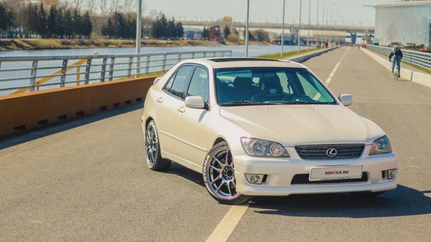 Lexus is 200 белый