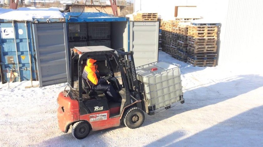 Разгрузка контейнера погрузчиком