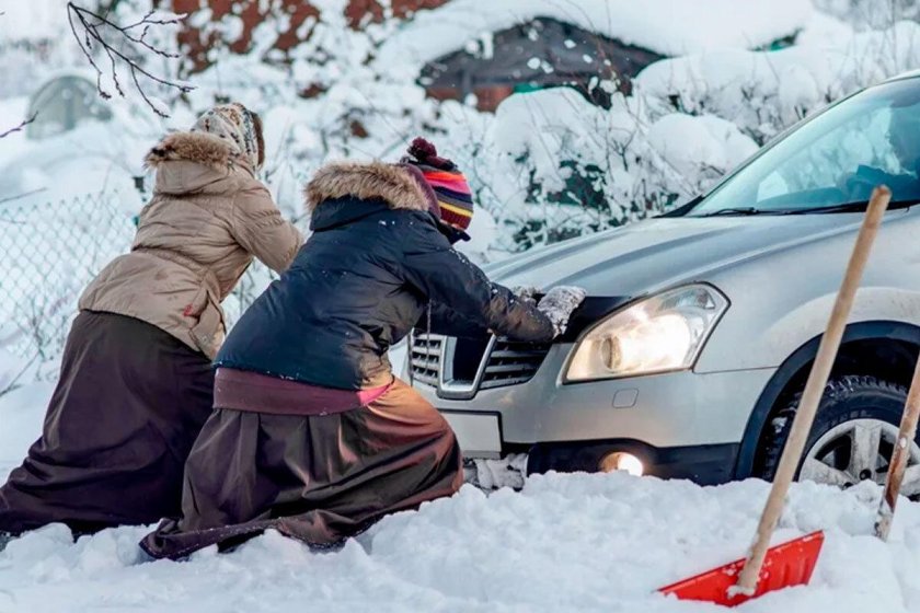 Машина на зимней дороге