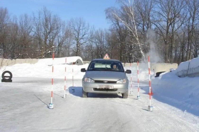 Учебная машина зимой