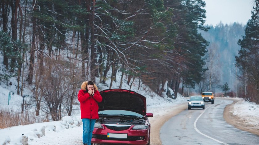 Машина с открытым капотом зимой