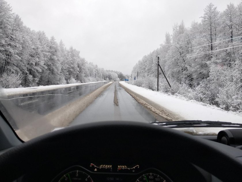 Снег на дороге