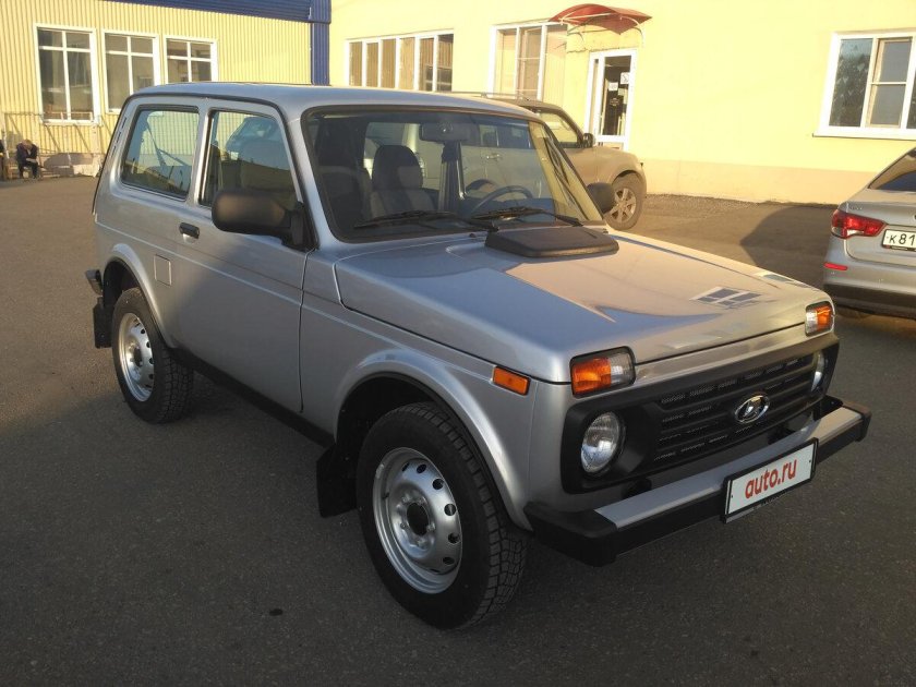 Нива ВАЗ 2121 серебристая