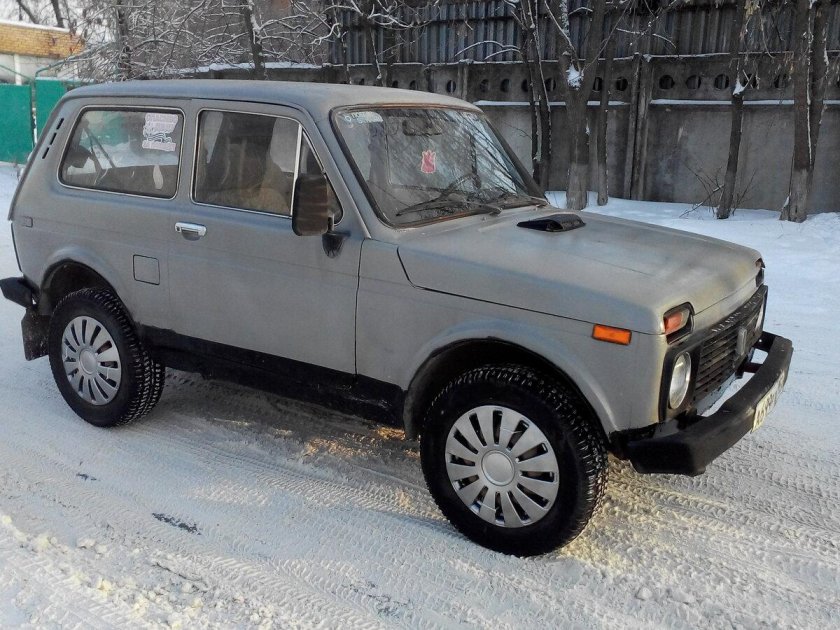 Нива ВАЗ 2121 серебристая