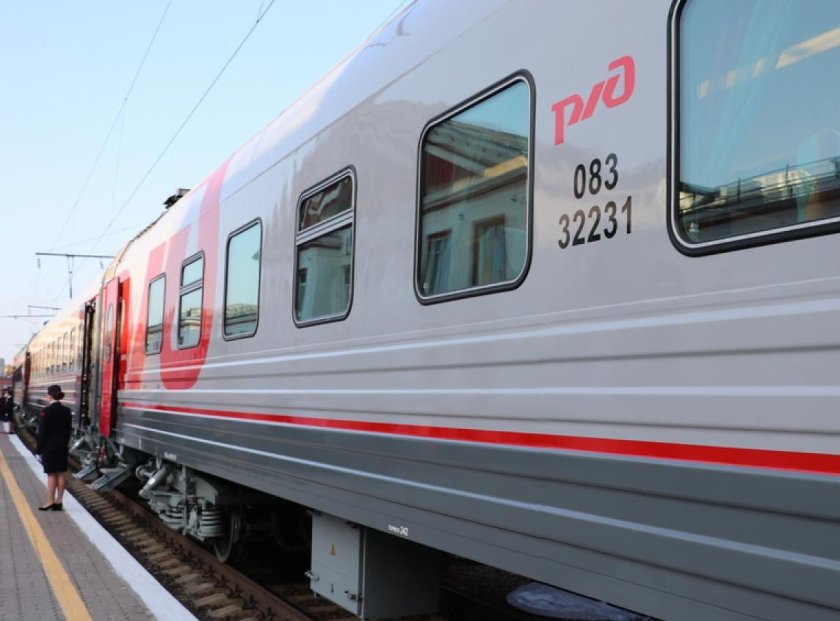 Пригородный поезд просторы Алтая