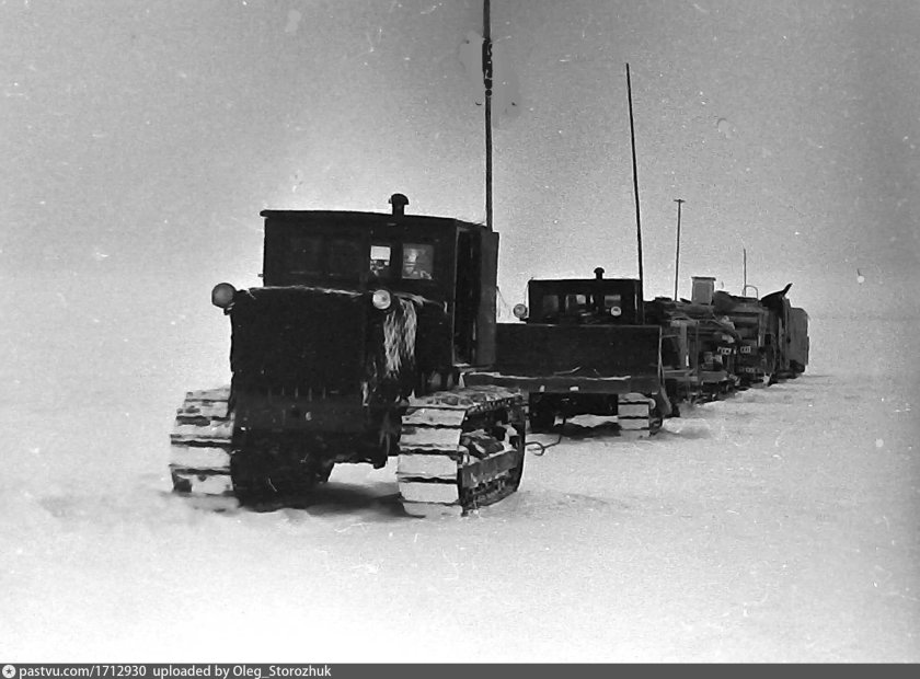 Санно-тракторный поезд в Антарктиде