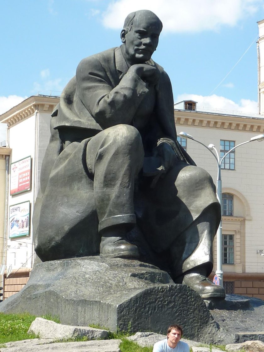 Минск памятники на площади Якуба Коласа