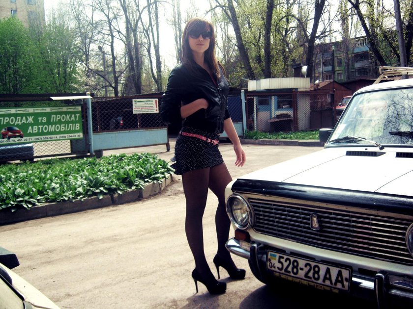 Девушка на фоне Жигули