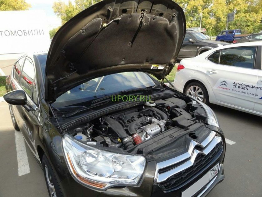 Открытый капот Ситроен с4
