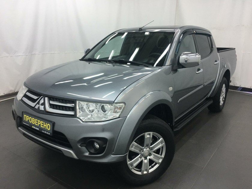 Митсубиси l200 серого цвета 2014 года