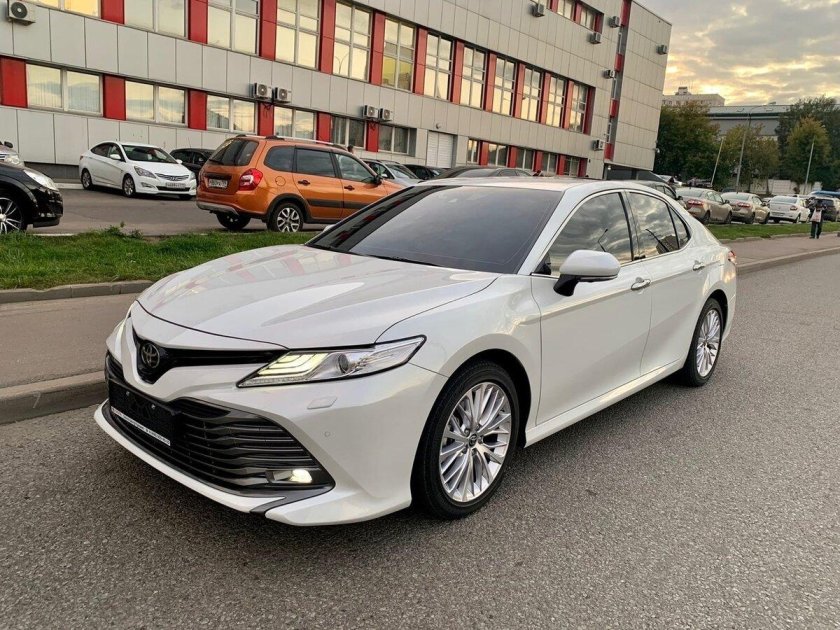 Toyota Camry 2021 белая