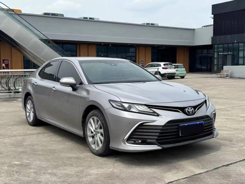 Серая тойота камри