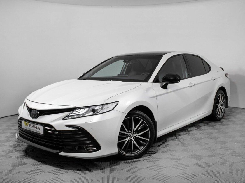 Тойота Камри 2022 белая