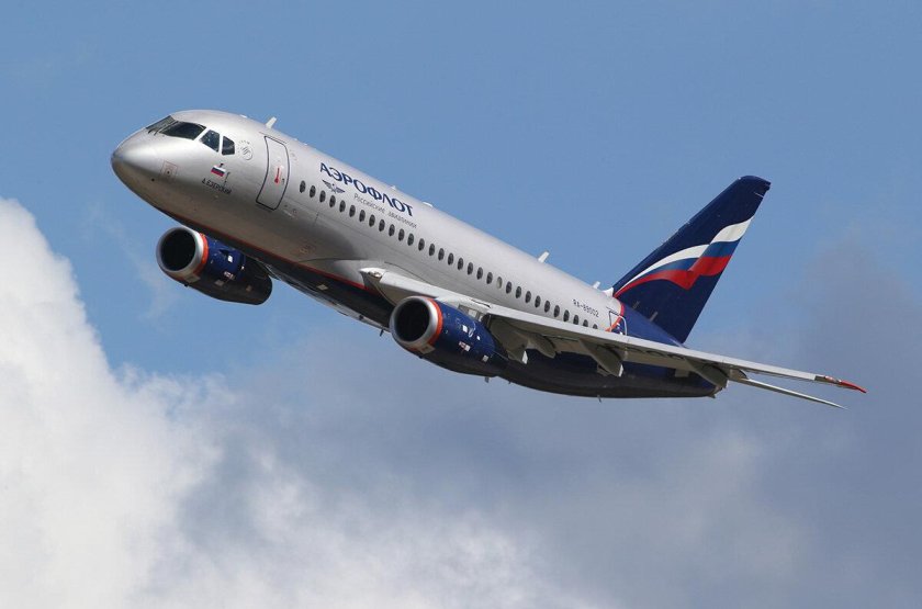 SSJ-100 самолет